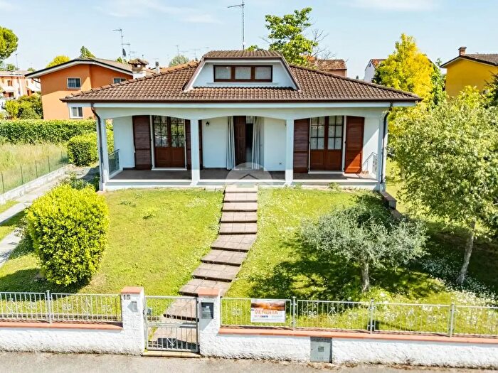 Casa quadrilocale in vendita in Via Bodini G E M, Castellucchio