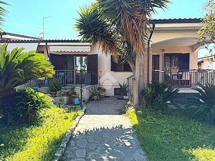 Casa trilocale in vendita in Via Salerno, Ardea
