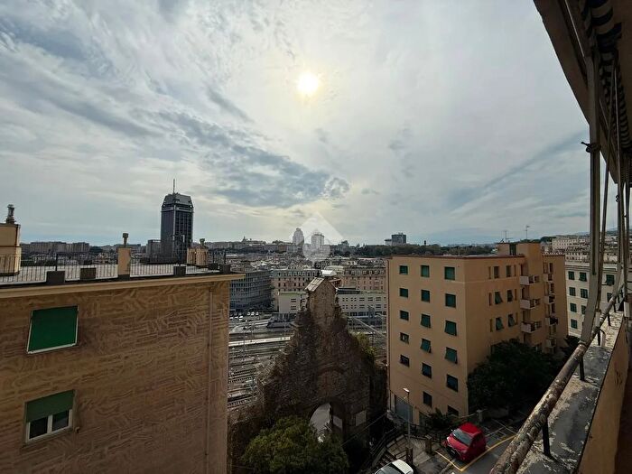 Appartamento con 9 locali in affitto in Via Imperia, Genova