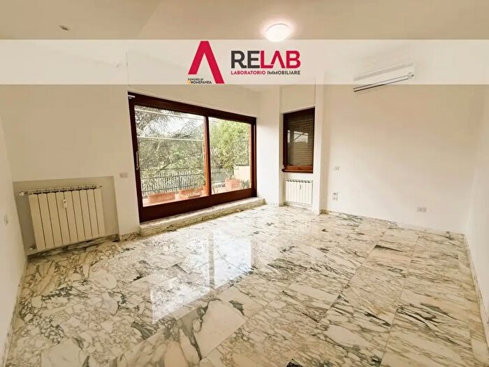 Appartamento trilocale in affitto in Via Laurentina, Roma