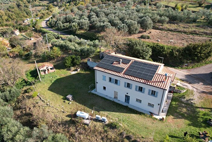 Casa con 9 locali in vendita in Vocabolo Colle, Alviano