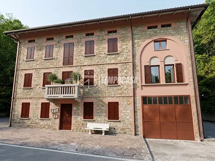 Casa con 10 locali in vendita in Strada Statale, Vezzano Sul Crostolo
