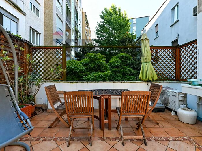 Appartamento trilocale in vendita in Via Sambuco, Milano