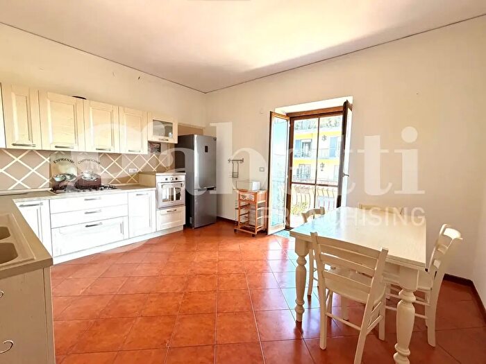 Appartamento trilocale in affitto in Via Santa Maria a Cubito, Napoli
