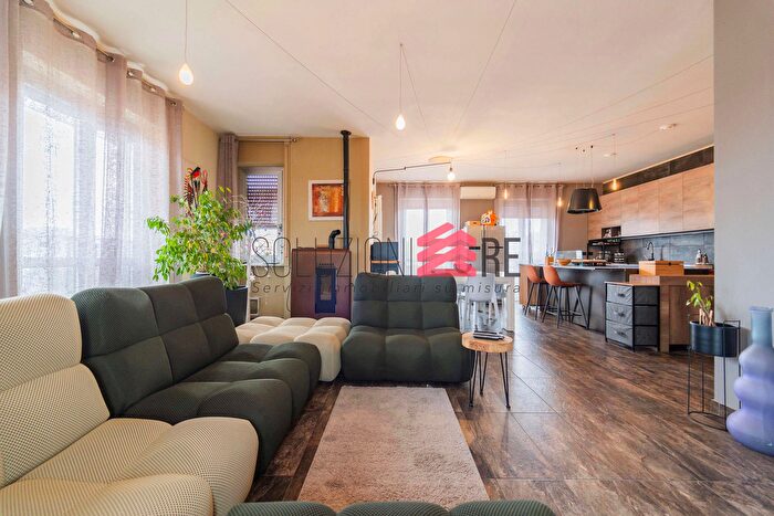 Appartamento con 5 locali in vendita in Via della Libertà c, Bellinzago Novarese