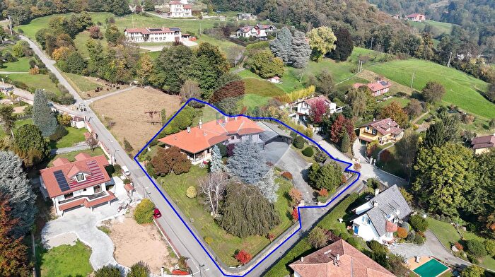 Casa con 9 locali in vendita in Via Bozzalla, Pollone