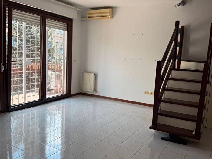 Appartamento trilocale in affitto in Via Iris Versari, Mostacciano, Roma