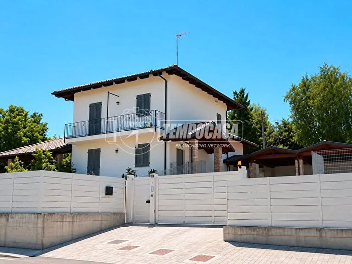 Casa con 10 locali in vendita in Strada Castelletto, Bra
