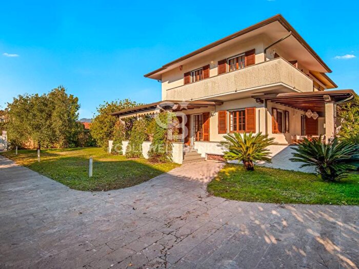 Casa con 6 locali in affitto in Via Allende, Centro, Forte dei Marmi