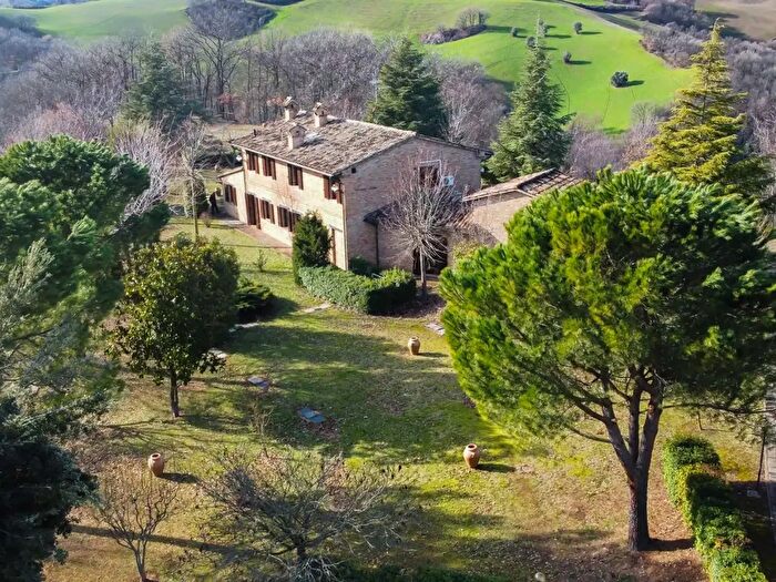 Casa con 10 locali in vendita in Maciolla, Urbino