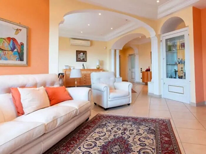 Appartamento con 5 locali in vendita in Via Cilea, Napoli