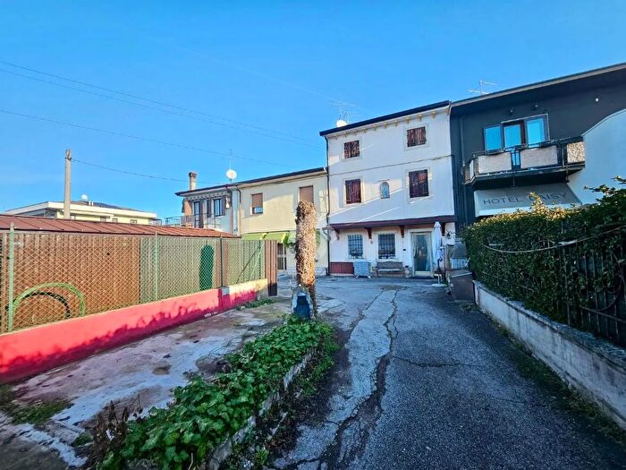 Casa con 6 locali in vendita in Via Federico Garofoli, San Giovanni Lupatoto