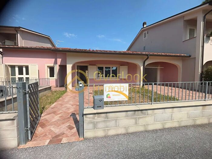 Casa con 7 locali in vendita in Cascina