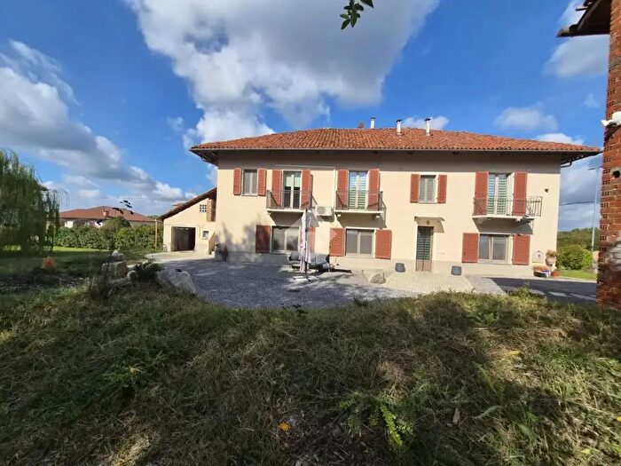 Casa con 9 locali in vendita in Regione Crocetta, Villafranca D'Asti