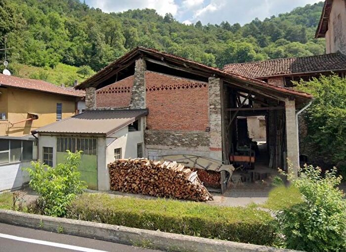Casa con 11 locali in vendita in Montegrino Valtravaglia