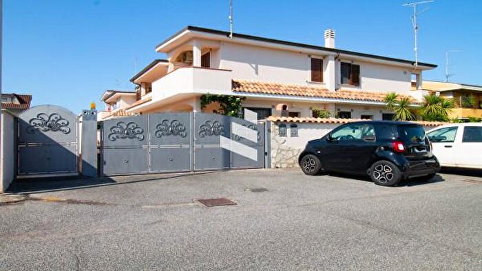 Casa trilocale in vendita in Via Torralba, Pomezia