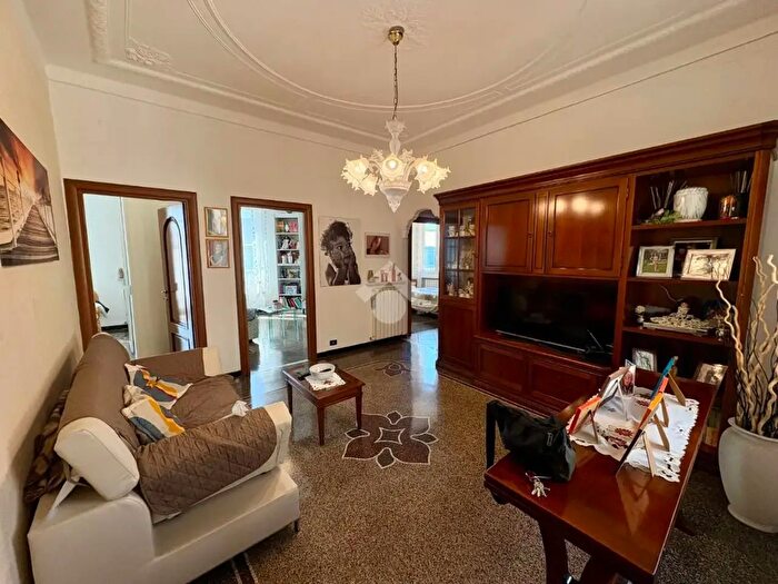 Appartamento con 7 locali in vendita in Via Corniglianod, Genova