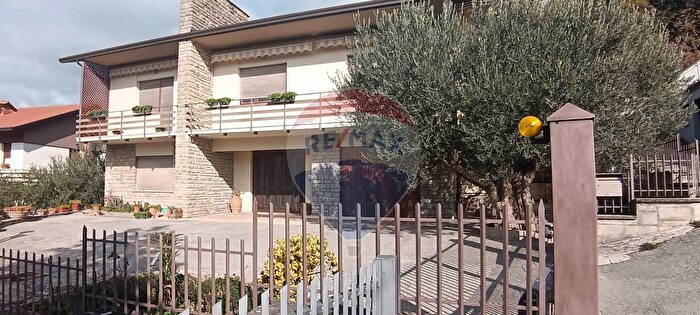 Casa con 13 locali in vendita in Via Santo Marzio, Gualdo Tadino