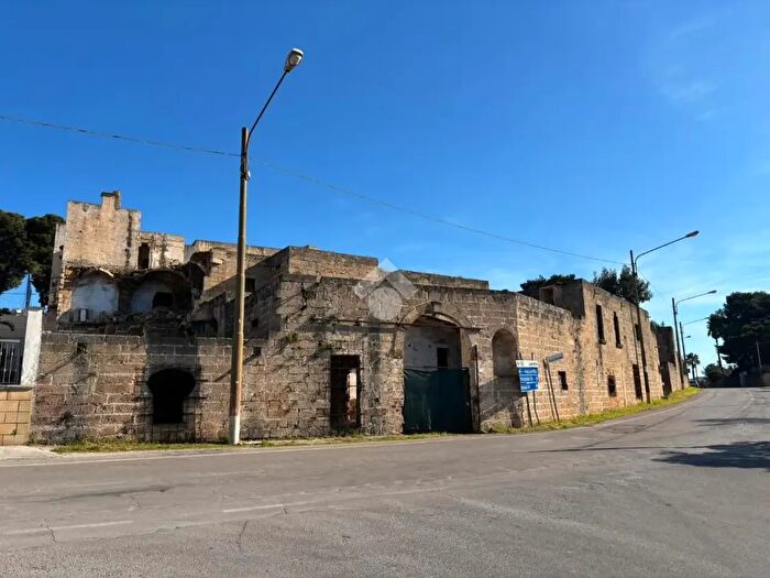 Casa con 20 locali in vendita in Via Rocci Perrella, Alezio