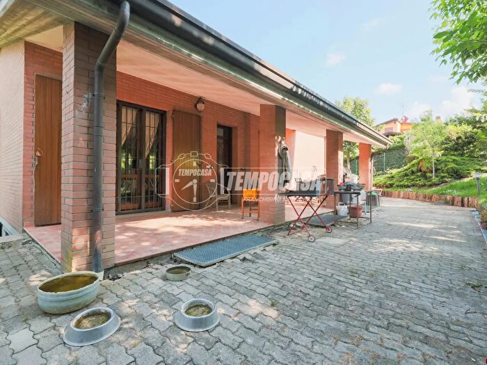 Appartamento con 9 locali in vendita in Via N Carnevali, Imola