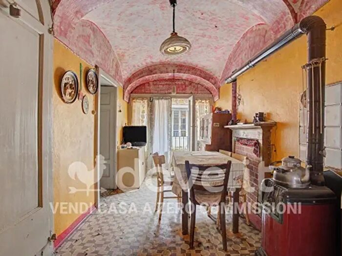 Casa con 6 locali in vendita in Via Libertà, Casalzuigno