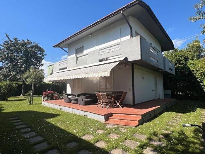 Casa con 6 locali in affitto in Via Duca dAosta, Centro, Forte dei Marmi