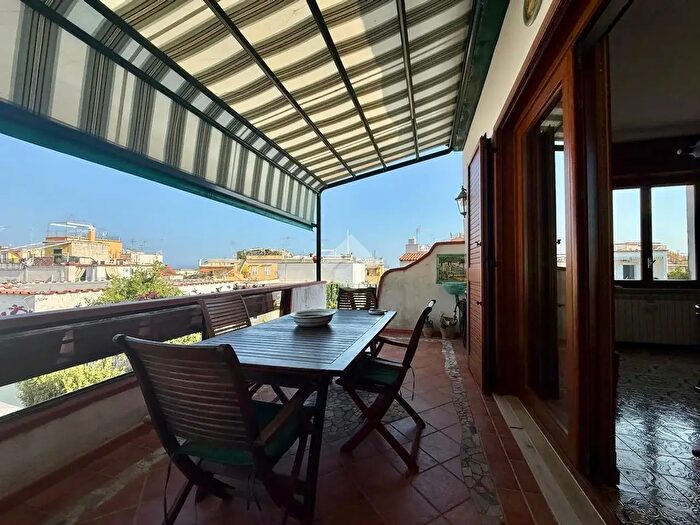Appartamento trilocale in vendita in Rampe Paradisiello, Casamicciola Terme