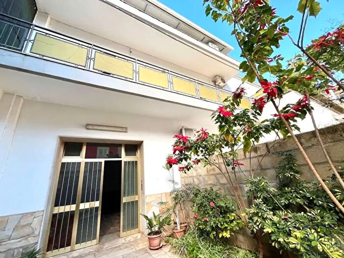 Casa con 12 locali in vendita in Via Alessandro Manzoni, Floridia