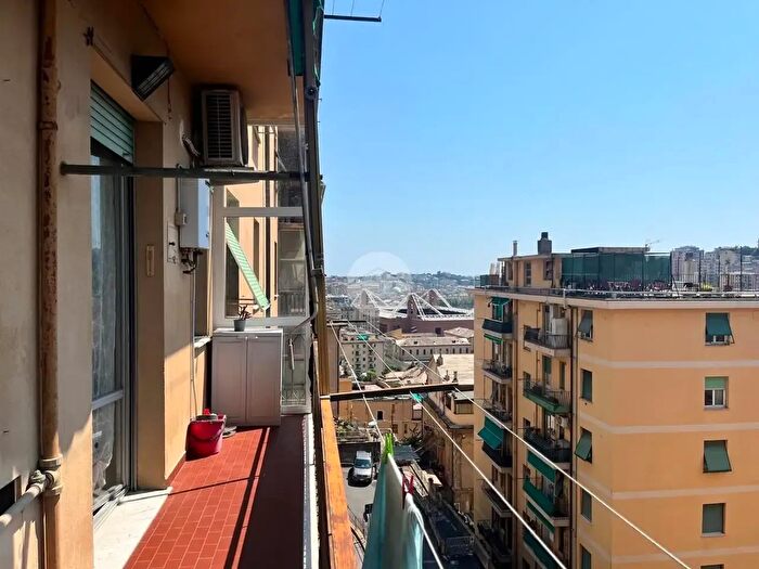 Appartamento trilocale in vendita in Via Monte Rosa, Genova