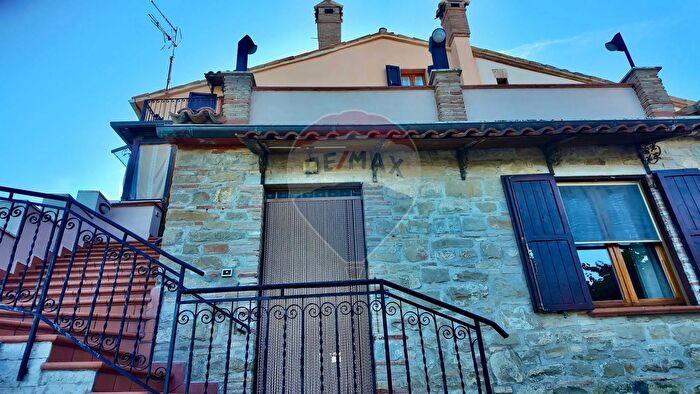 Casa con 6 locali in vendita in Frazione Villa Pozzo, Cingoli