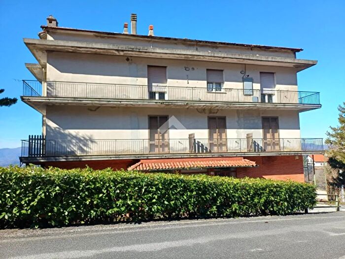 Appartamento con 11 locali in vendita in Via alla Vittoria, Mignanego