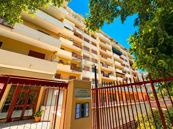 Appartamento con 6 locali in vendita in Via Guido Jung, Palermo