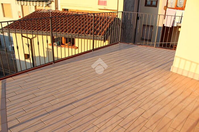 Casa con 6 locali in vendita in Via Roma, Bossico