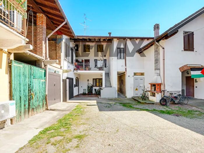 Appartamento quadrilocale in vendita in Via Roma, Samarate