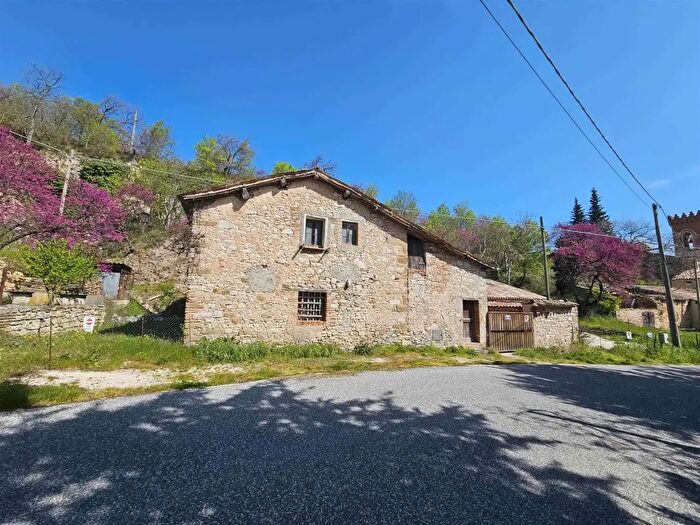 Casa con 7 locali in vendita in Serrapetrona