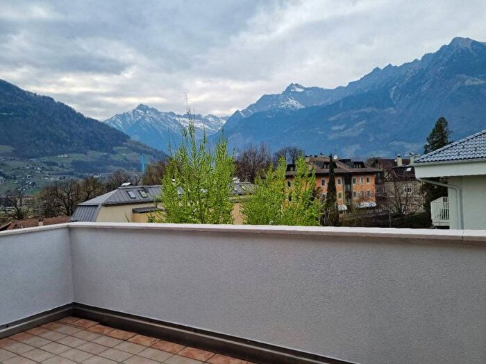 Appartamento trilocale in affitto in via Piave, Centro, Merano