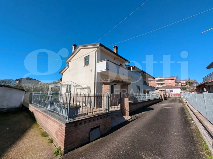 Casa quadrilocale in vendita in Via Olivello, Torgiano