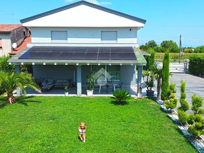 Casa con 6 locali in vendita in Via Vittorio Veneto, Curtarolo