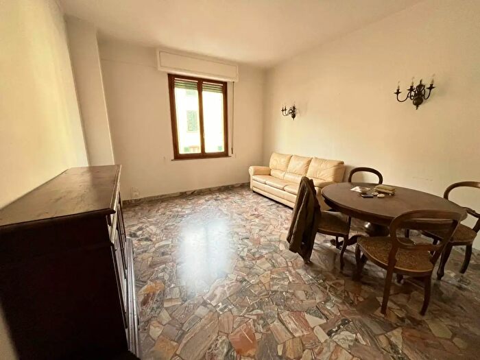 Appartamento con 6 locali in vendita in Via Romagnosi, Firenze