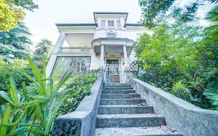 Casa con 5 locali in vendita in Via Dante Alighieri, Biandronno