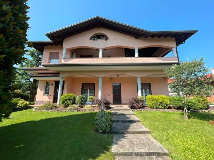 Casa con 6 locali in vendita in Via Carlo Cattaneo, Arconate