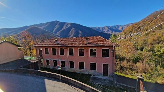 Casa quadrilocale in vendita in Via Carrozzabile, Loreglia