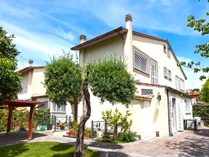 Casa con 5 locali in affitto in Viale Alessandro Magno, Roma