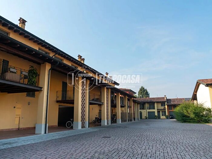 Appartamento trilocale in vendita in Via San Benedetto, Cremosano