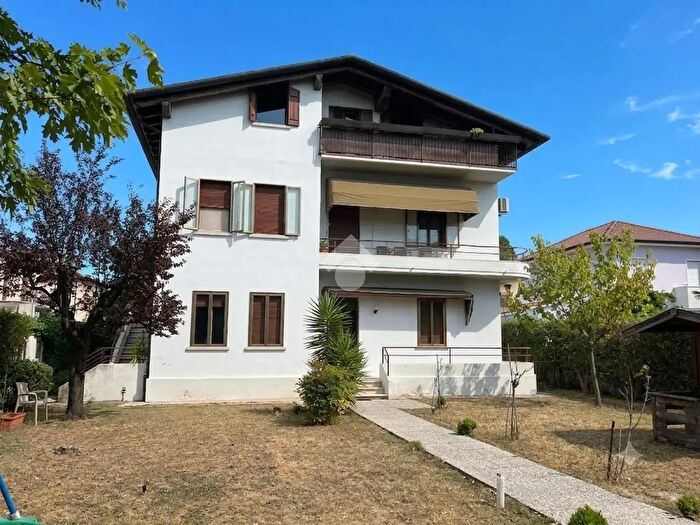 Appartamento con 5 locali in vendita in Viale Monte Grappa, Bassano Del Grappa