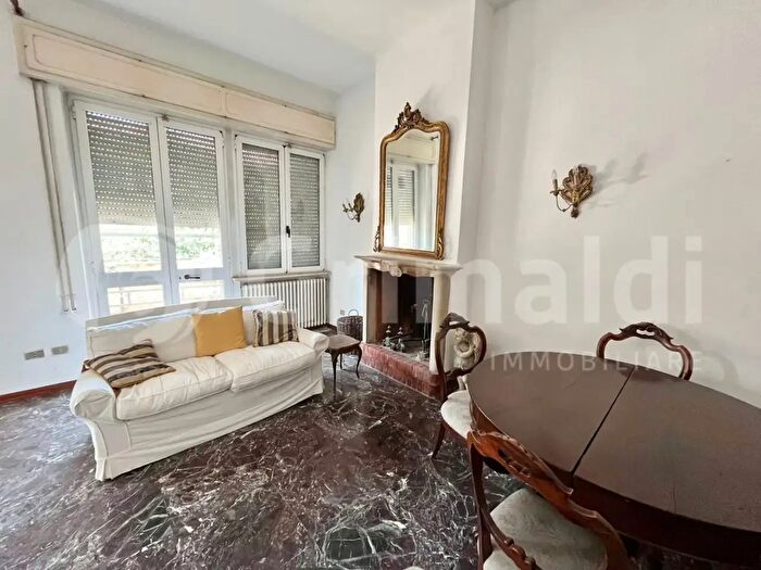 Appartamento con 5 locali in vendita in Via Democrazia, Massa