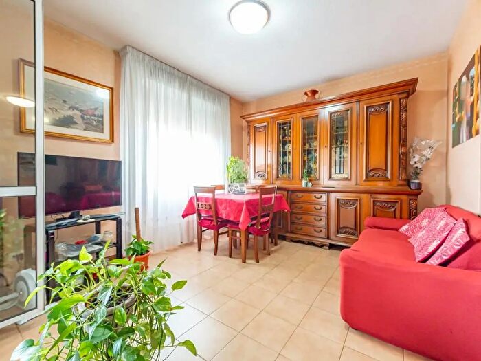 Appartamento trilocale in vendita in Via Serrapetrona, Roma