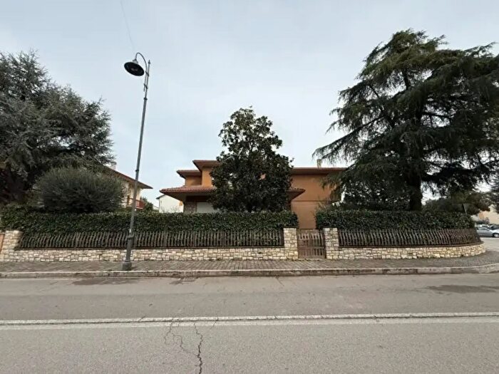 Casa con 6 locali in vendita in Via Giovanni Becchetti, Assisi