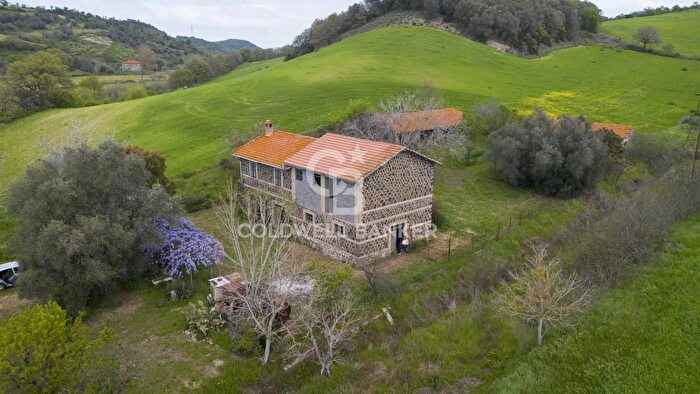 Casa quadrilocale in vendita in Strada Montebello Infernetto, Tuscania