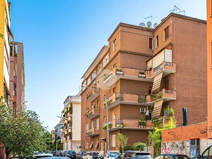 Appartamento quadrilocale in vendita in Via Lucio Apuleio, Roma